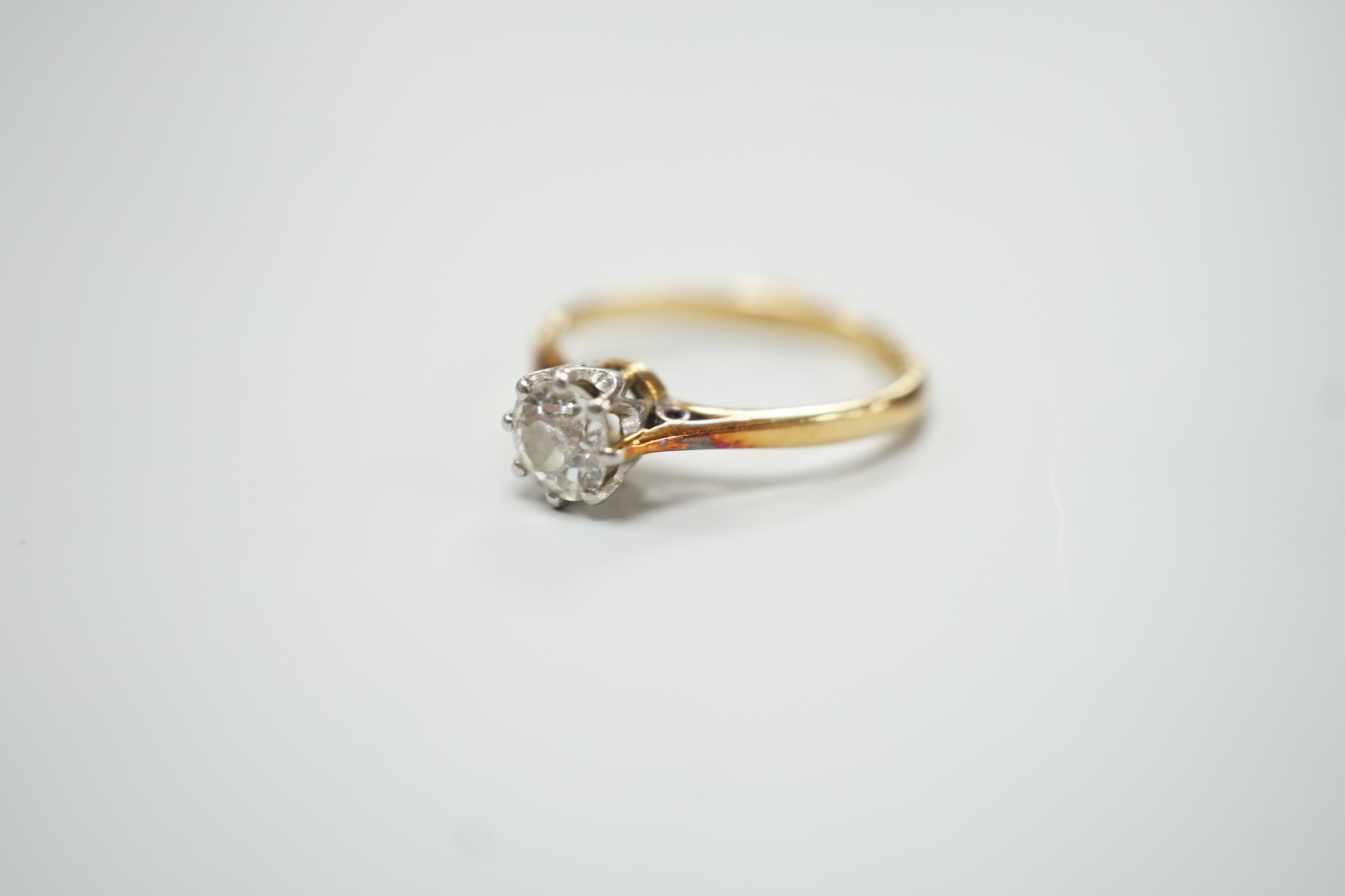 An 18ct, plat and solitaire diamond set ring, size J/K, gross weight 2.2 grams